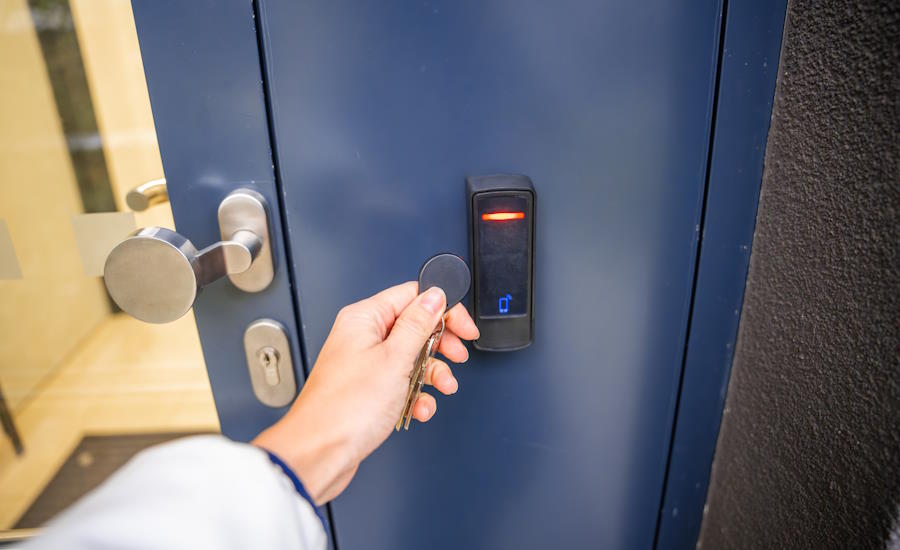 Passersystem till dörr och fastighet | Lås upp och öppna med tagg